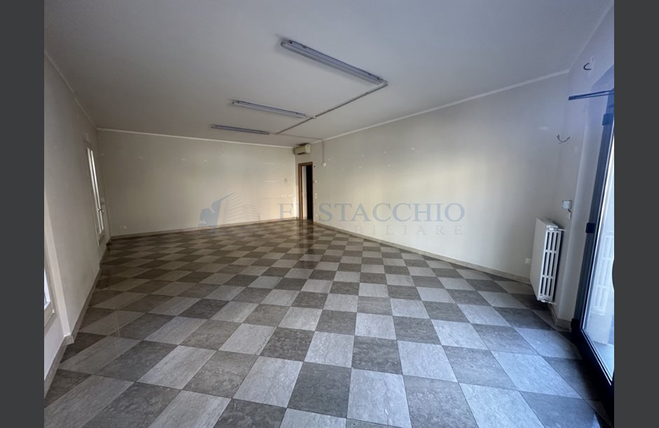 Vendita negozio Spirano - 75.000 € IMG_0060_tn