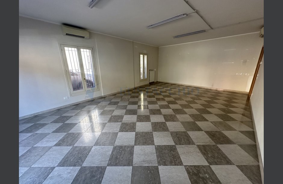 Vendita negozio Spirano - 75.000 € IMG_0061_tn