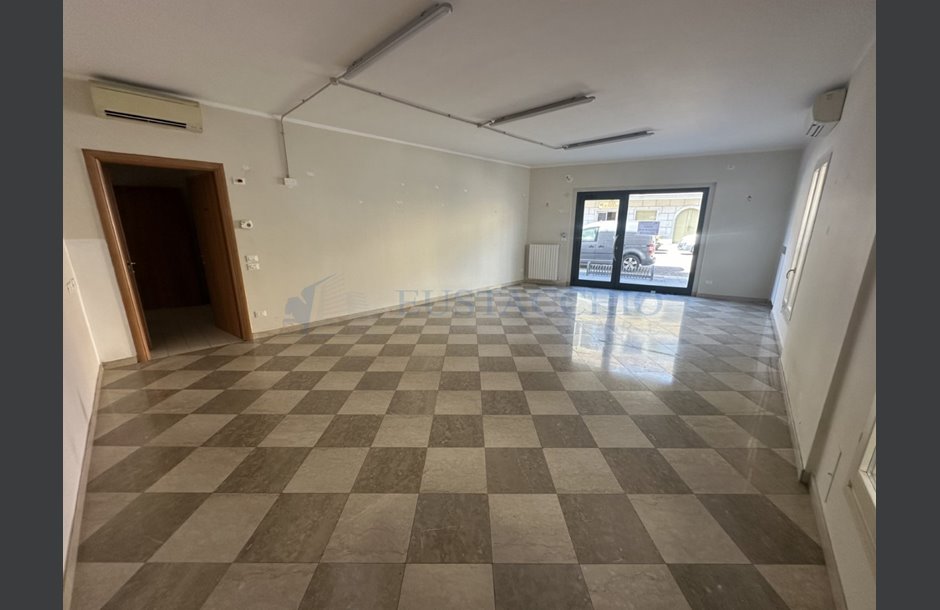 Vendita negozio Spirano - 75.000 € IMG_0062_tn