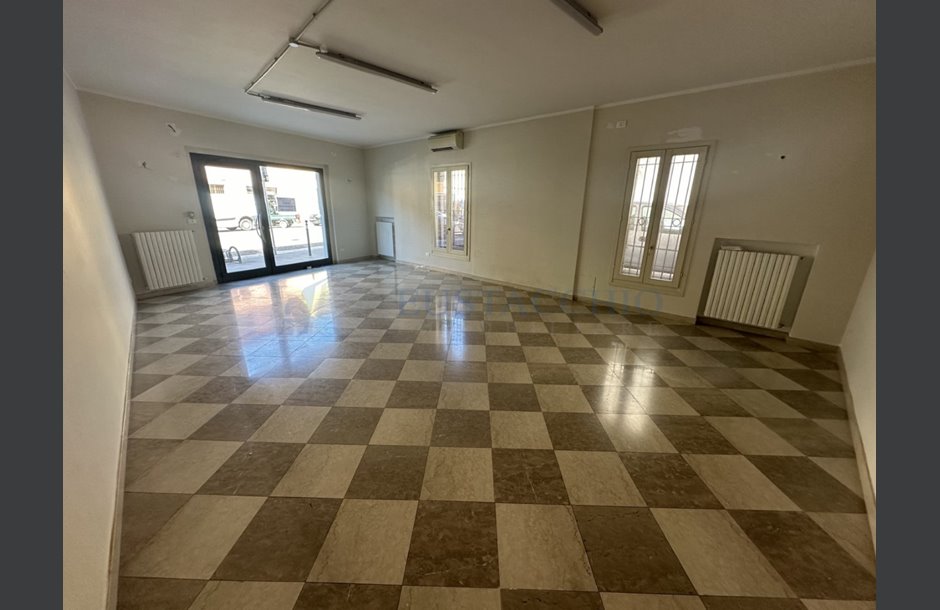 Vendita negozio Spirano - 75.000 € IMG_0063_tn