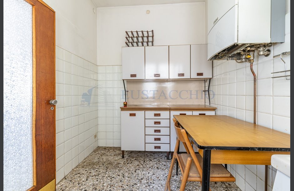 Vendita palazzina con box doppio da ristrutturare Lovere - 350.000 € _JCI5774_tn