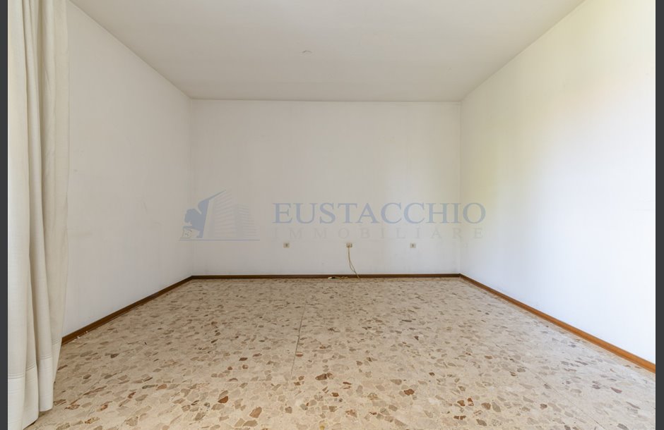 Vendita palazzina con box doppio da ristrutturare Lovere - 350.000 € _JCI5777_tn