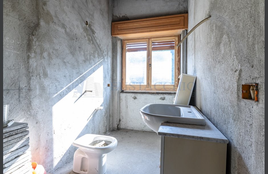 Vendita palazzina con box doppio da ristrutturare Lovere - 350.000 € _JCI5804_tn